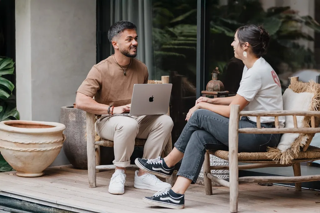 Benjamin en discussion