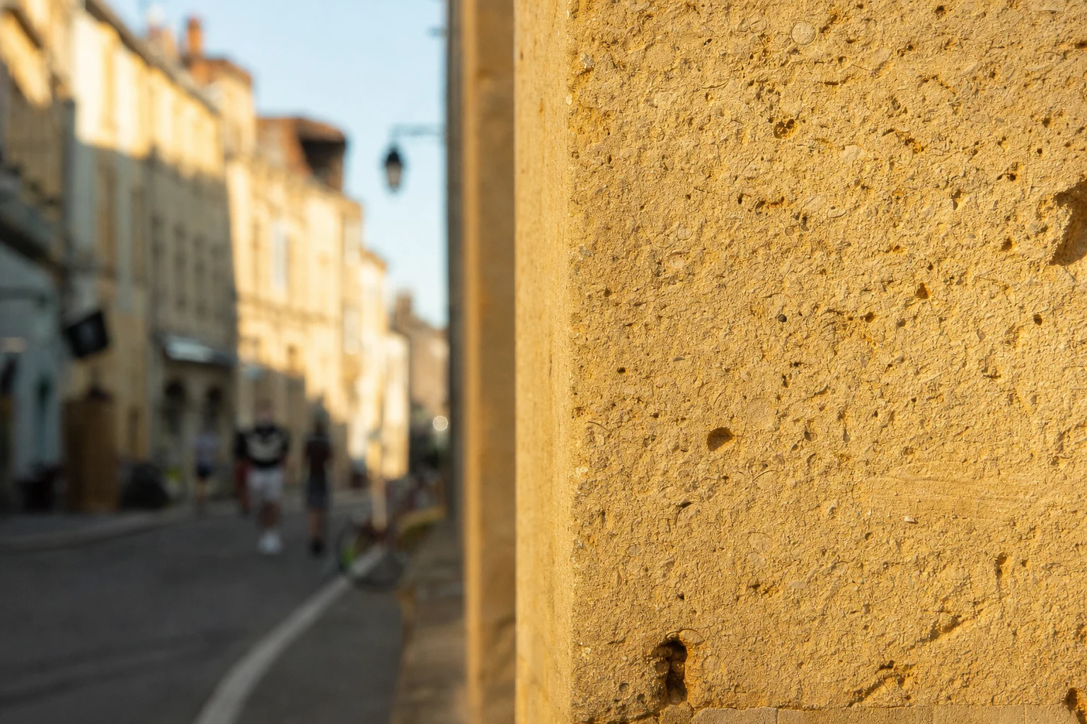 Quai au bord de l'eau au petit matin, façades en pierre et brume — l'ambiance des villes mosellanes