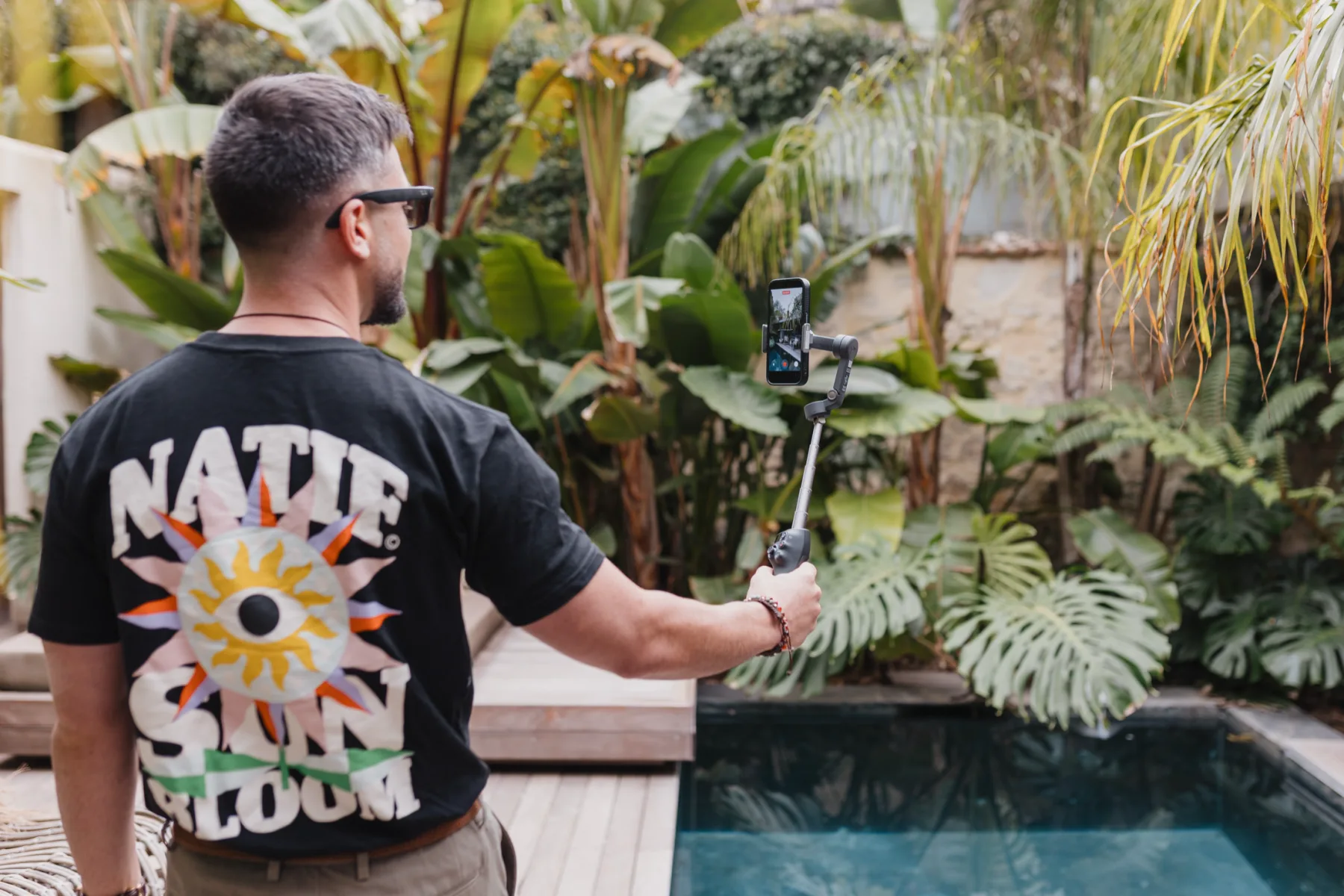 Benjamin en tournage chez un client — capter l'ambiance du lieu avant de créer le site