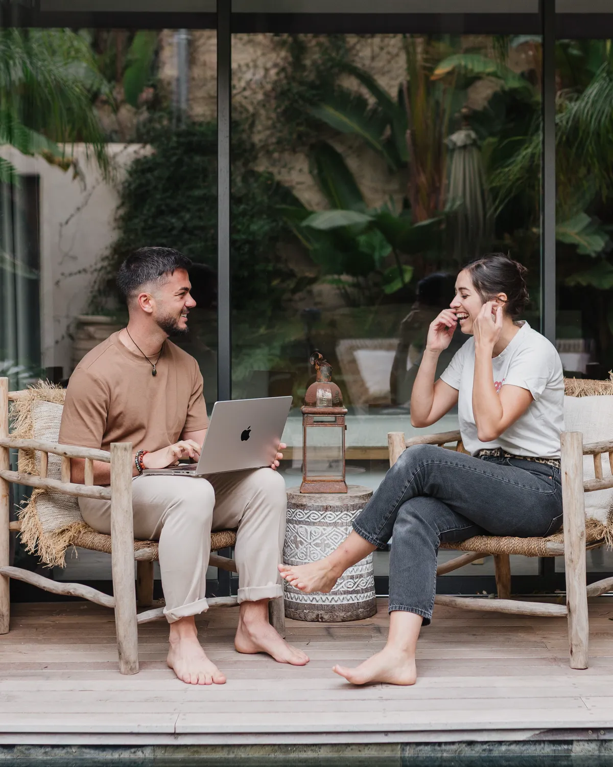 Benjamin Poulet en rendez-vous avec une cliente, ordinateur ouvert sur une terrasse